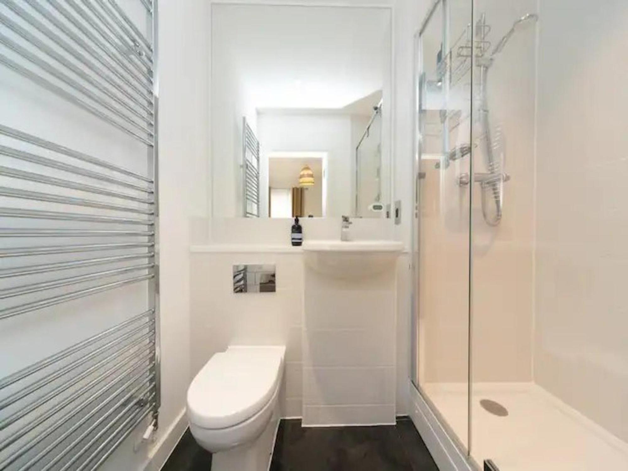 Pass The Keys Stunning And Stylish Flat Mins From *