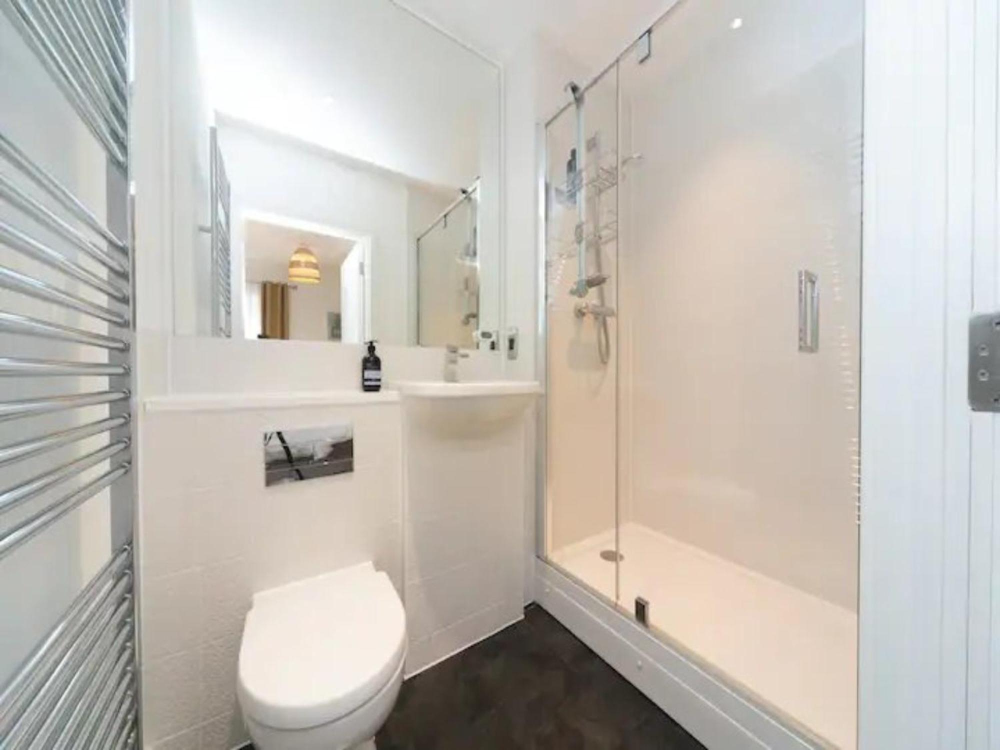 Appartamento Pass The Keys Stunning And Stylish Flat Mins From Londra