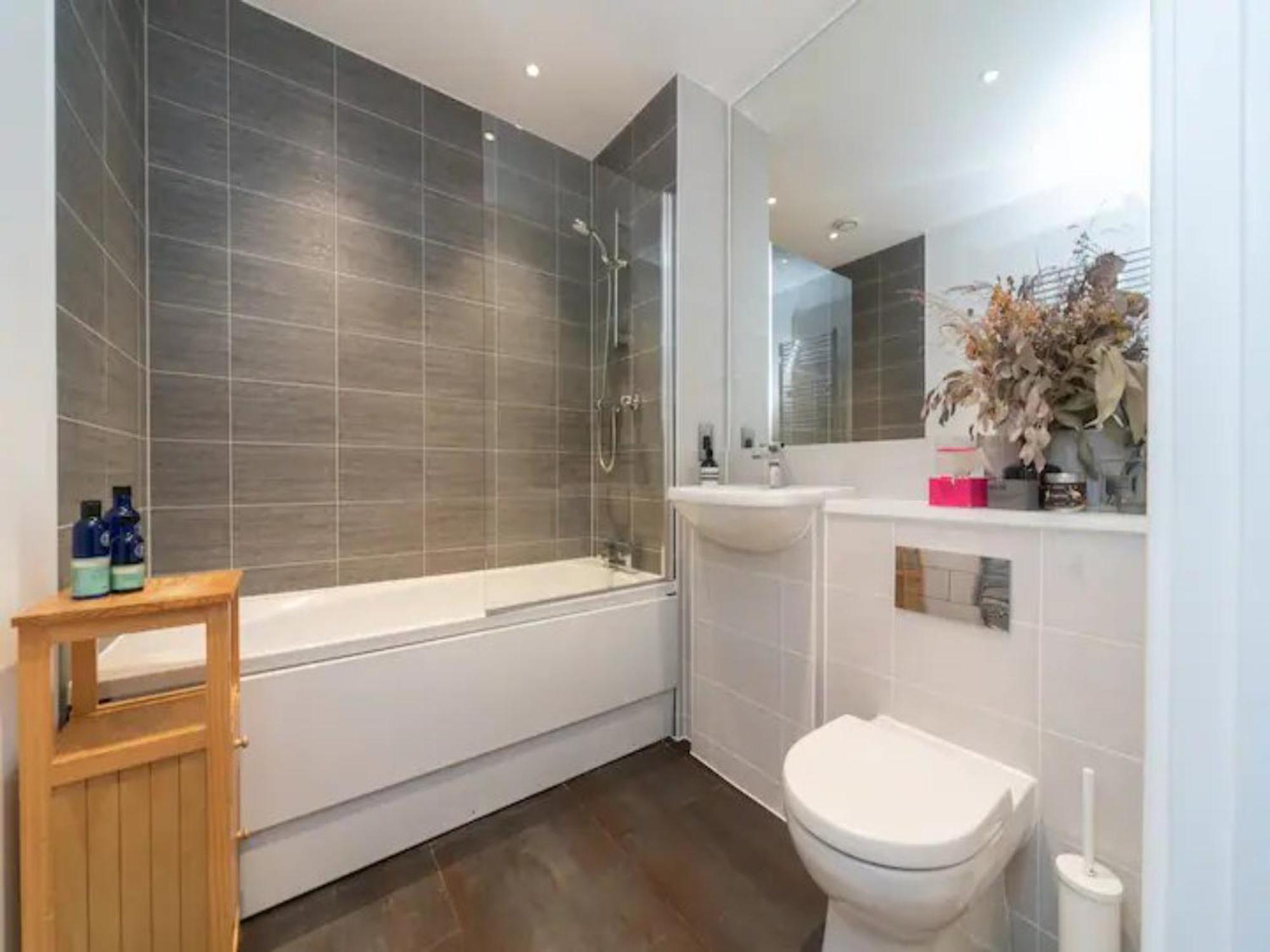 Pass The Keys Stunning And Stylish Flat Mins From *