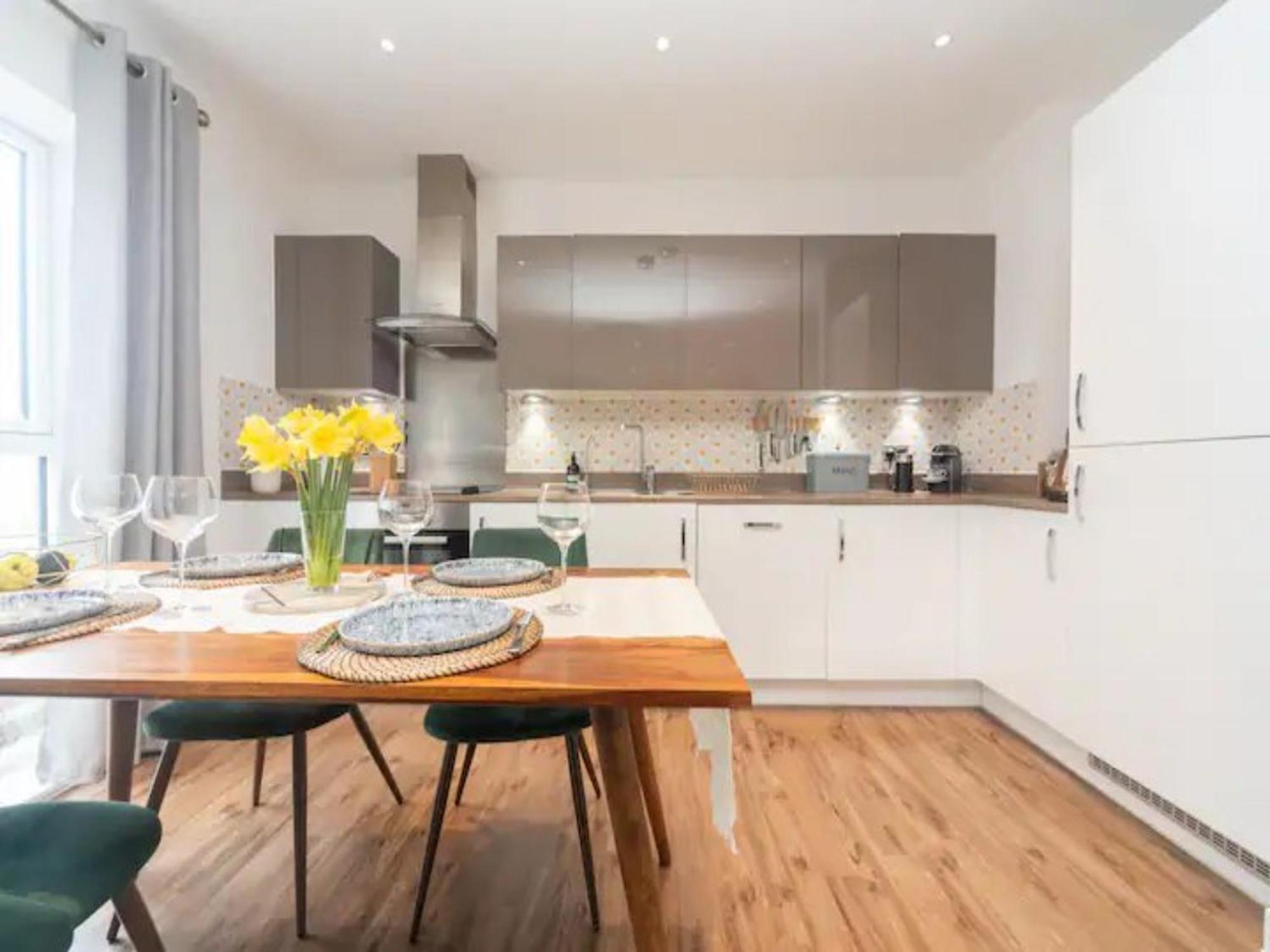 Pass The Keys Stunning And Stylish Flat Mins From *