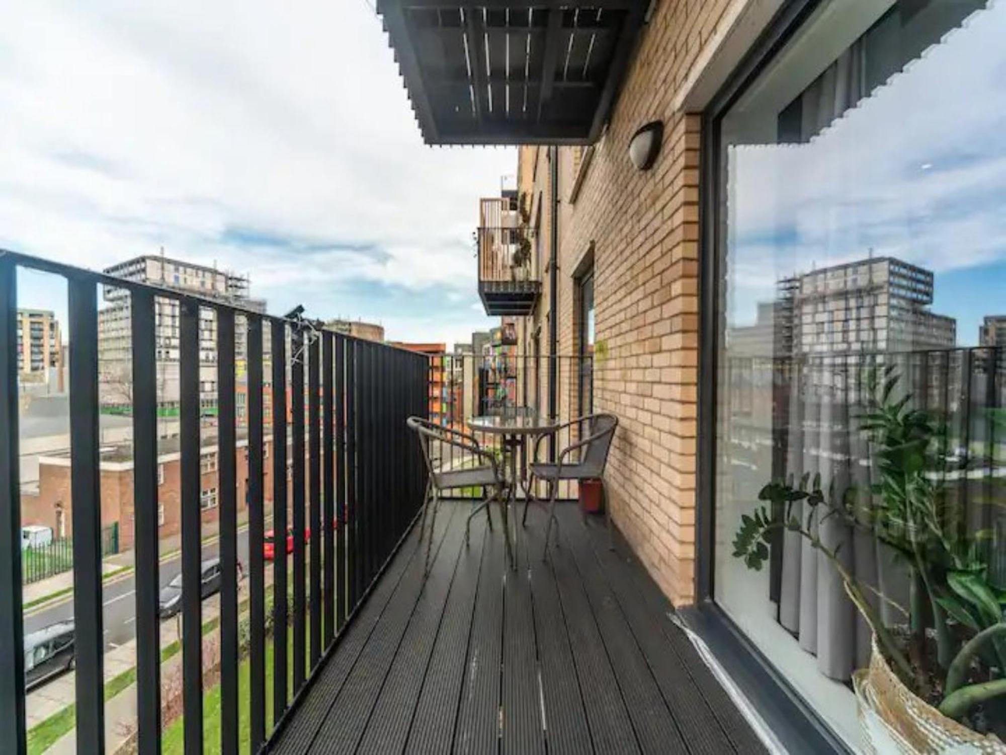 Pass The Keys Stunning And Stylish Flat Mins From *