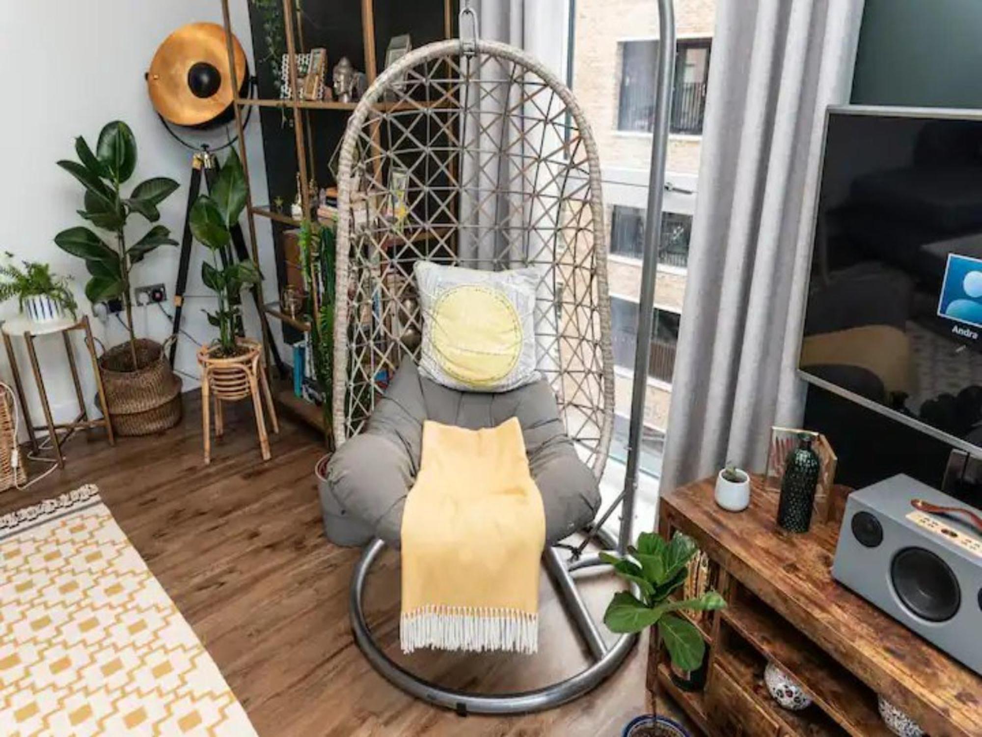 Pass The Keys Stunning And Stylish Flat Mins From *