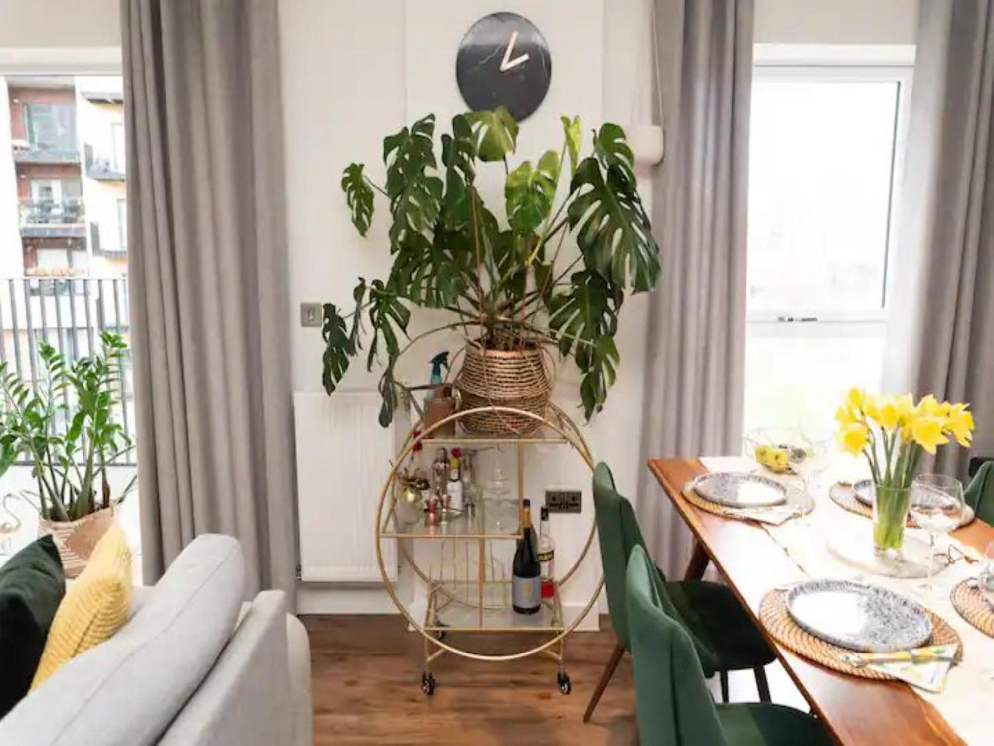 Pass The Keys Stunning And Stylish Flat Mins From *
